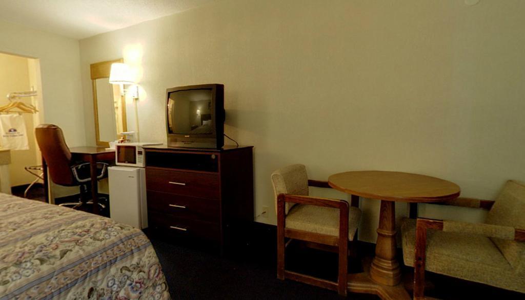 Americas Best Value Inn Newton Quarto foto