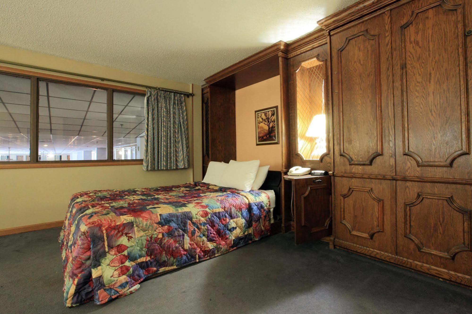 Americas Best Value Inn Newton Quarto foto