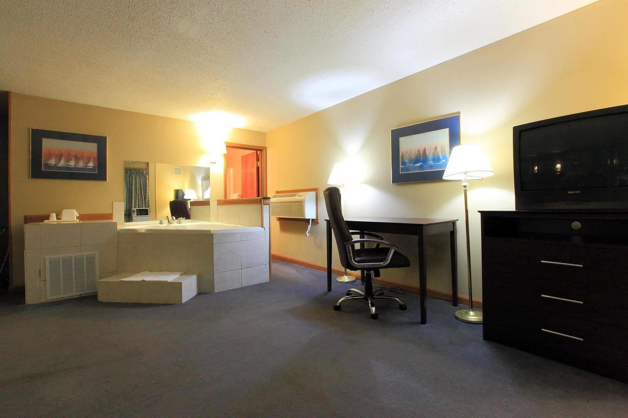 Americas Best Value Inn Newton Quarto foto